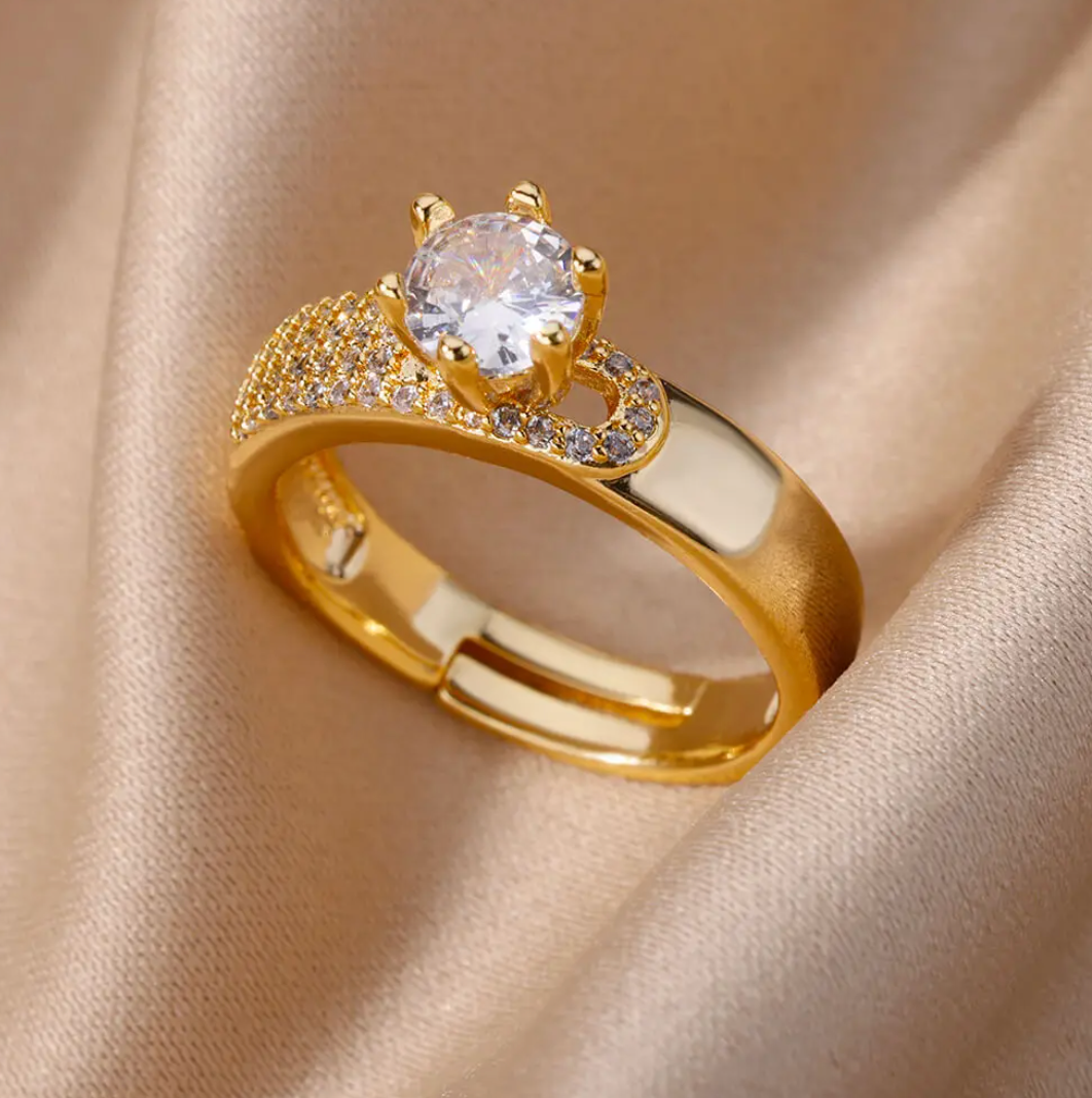 18K Gold Ring with Queen Stone