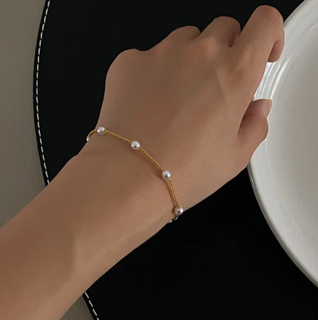 18K Gold Bracelet with Multiple Pearls