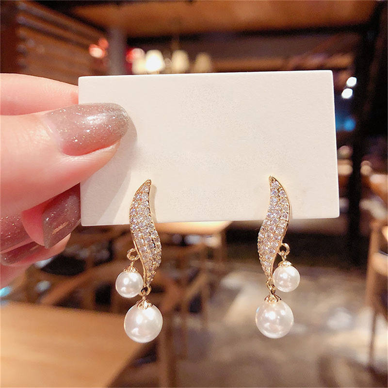 Pearl Earrings in Gold