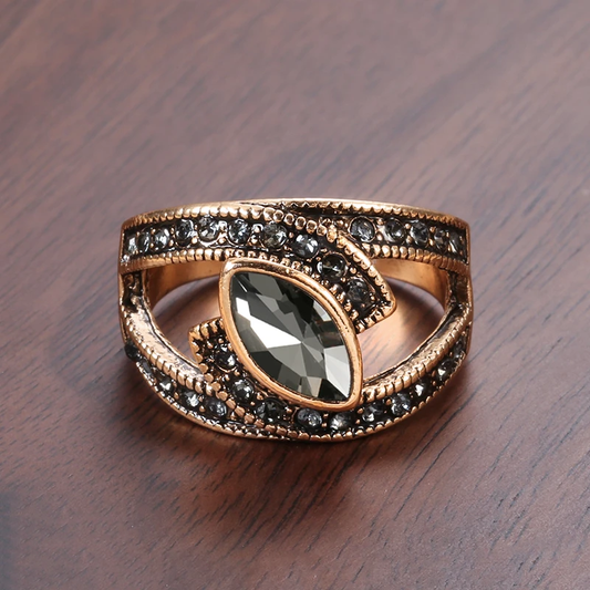 Elegant Ring with Black Crystal