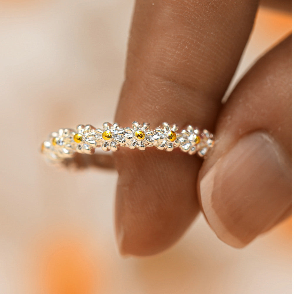 Adjustable 18K Gold Ring with Daisy